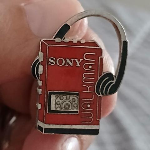 troc de  N ' 14 RESERVER GIGI Un Pins ' SONY ', sur mytroc