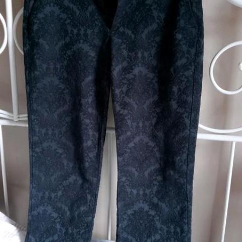 troc de  pantalon ZARA taille 36 noir effet damassé, sur mytroc