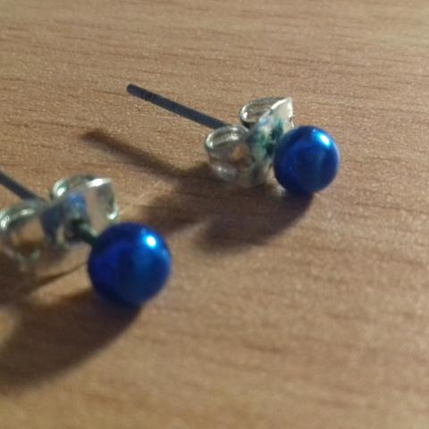 troc de  RESERVEES - Boucles d'oreille puces bleues, sur mytroc