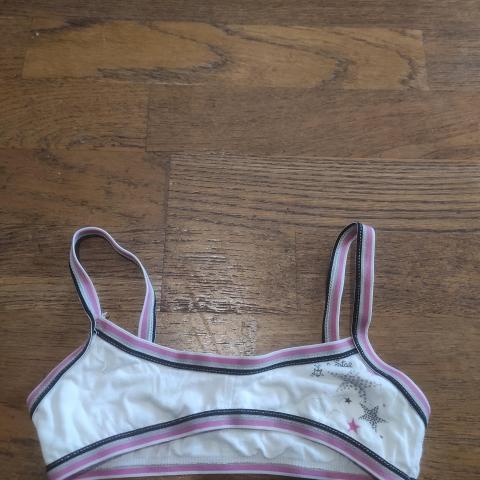 troc de  Brassière 6/8 ans, sur mytroc