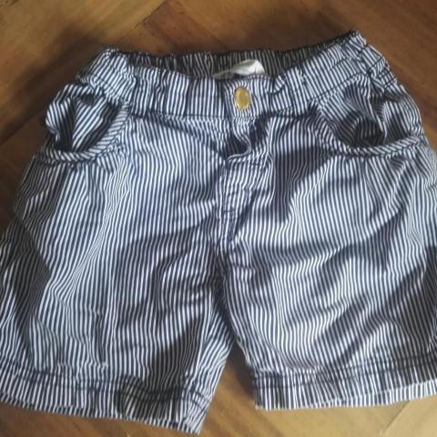 troc de  Short 4/5 ans, sur mytroc