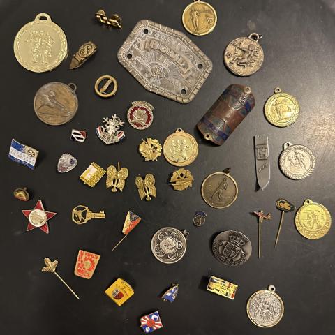 troc de  Lot de plaques épinglettes et divers ancien, sur mytroc