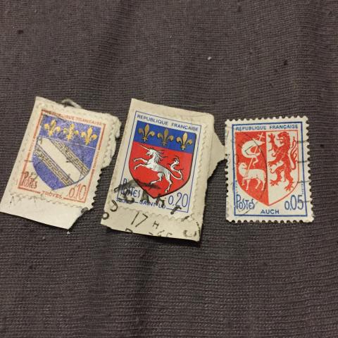 troc de  Lot de 3 timbres blason Troyes, Auch, St-Lo, sur mytroc