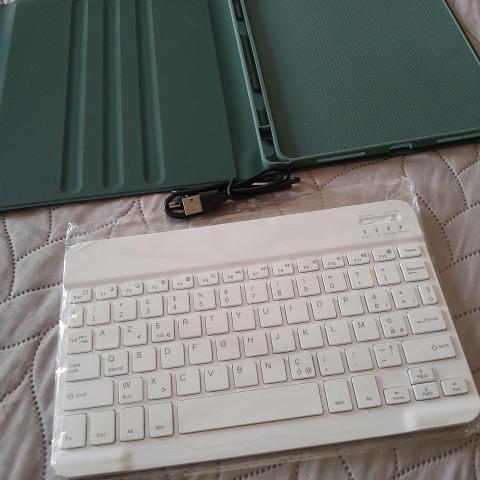troc de  Clavier + housse neuf, sur mytroc