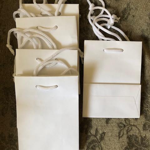 troc de  5 pochettes cadeau papier  15,8x12cm blanches, sur mytroc