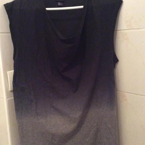 troc de  T shirt H&M homme noir puis dégradé gris   sans manche   Taille S, sur mytroc
