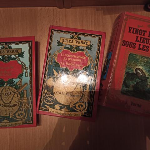 troc de  Réservé  4 livres de Jules Verne attention deux photos, sur mytroc