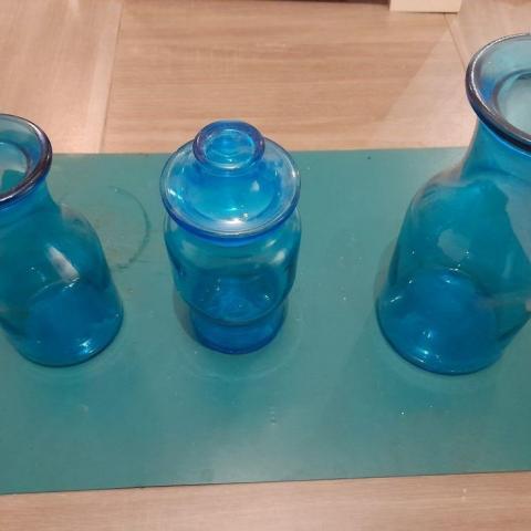troc de  3 vases bleus d aphoticaire belges, sur mytroc