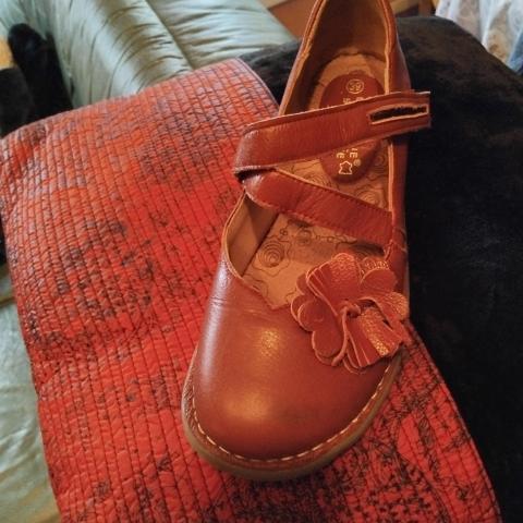 troc de  Clarcks 39 neuves rouges cuir bride scratch, sur mytroc