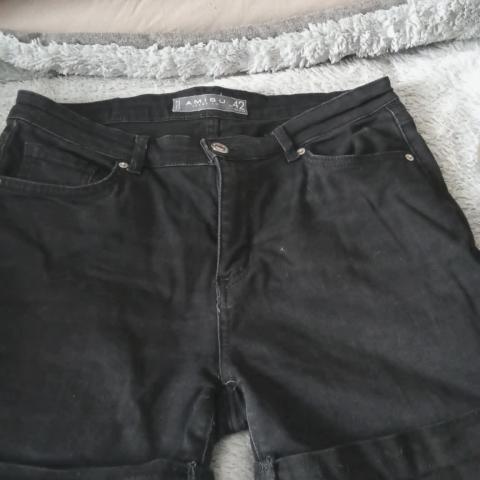 troc de  Short noir taille 42 marque AMISU PORT COMPRIS, sur mytroc