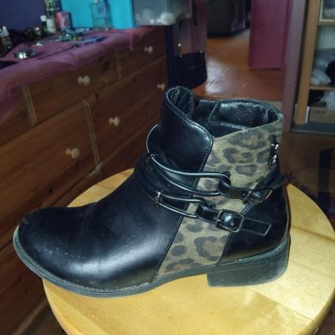 troc de  Bottine 40 TBE les petites bombes noires leopard, sur mytroc