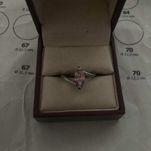 troc de  Bague couleur argentée fausse pierre rose, sur mytroc