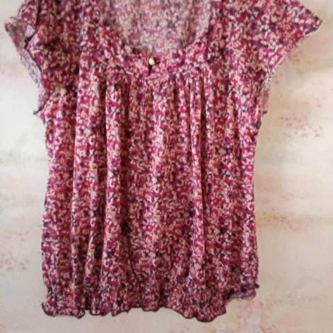 troc de  haut rose petite fleur  marque woman  taille 46/480, sur mytroc