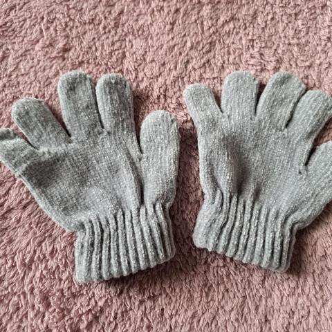 troc de  Paire de gants gris pour enfant, sur mytroc