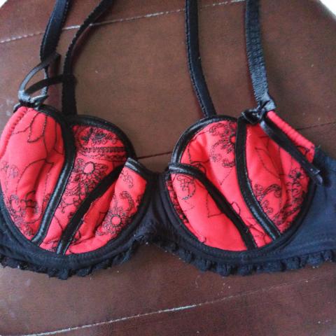 troc de  Soutien gorge rouge et noir 90B, sur mytroc