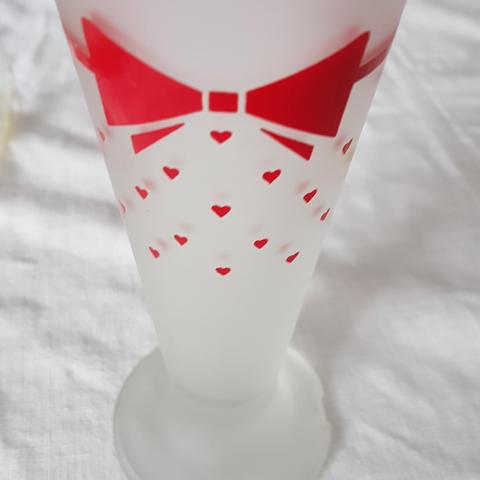 troc de  Petit vase en verre déco noeud rouge et petits coeurs., sur mytroc