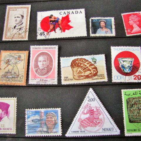 troc de  LOT de 12 timbres étrangers divers, sur mytroc