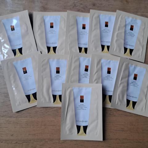 troc de  RESERVE Lot de 11 échantillons de fond de teint Yves St Laurent, sur mytroc