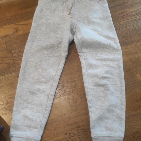 troc de  Bas de jogging fille 8 ans Kiabi, sur mytroc
