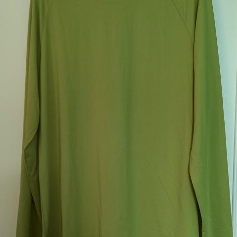 troc de  T-shirt vert à manches longues., sur mytroc