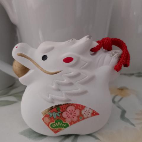 troc de  Dragon en porcelaine avec grelot, sur mytroc