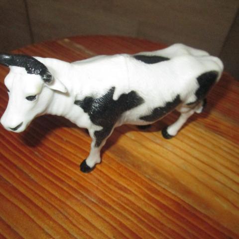 troc de  reserve    figurine vache 12 cm  plastique, sur mytroc