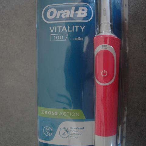 troc de  Brosse à dents neuve ORAL B et 1 recharge brossettes, sur mytroc