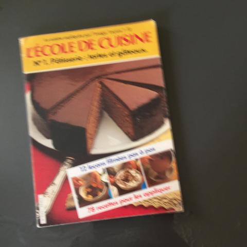 troc de  Livre L’école de cuisine - N°1 pâtisseries tartes et gâteaux, sur mytroc
