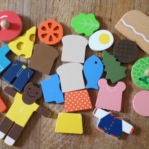 troc de  Jouets en bois : aliments et vêtements, sur mytroc