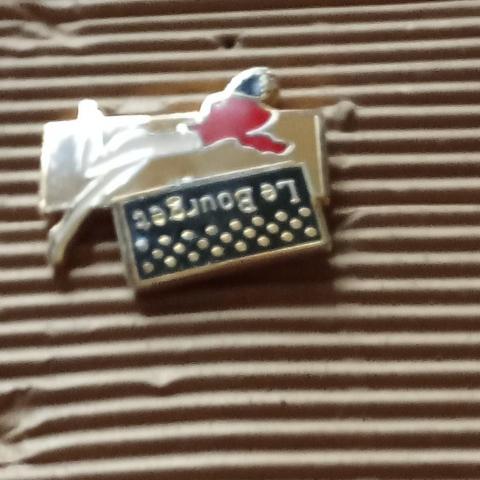 troc de  pin's le bourget réserver lilas91, sur mytroc