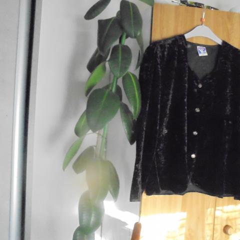 troc de  veste en velours noire dessins en relief marque yessica   10 noi, sur mytroc