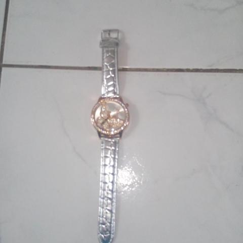 troc de  Montre femme argenté avec strass et motif papillon neuf, sur mytroc