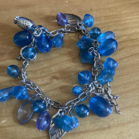 troc de  Bracelet à perles bleues et breloques, sur mytroc