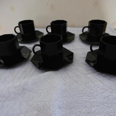 troc de  RESERVE TROQUEUSE 6 tasses à café noires + sous-tasses, sur mytroc