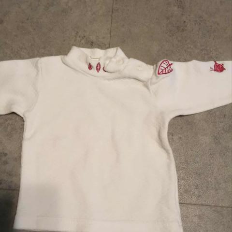 troc de  joli petit haut  blanc petit dessin feuille rouge, sur mytroc