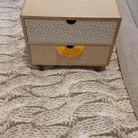 troc de  Reserver Celvi Un Coffret Avec Deux Tiroirs, sur mytroc