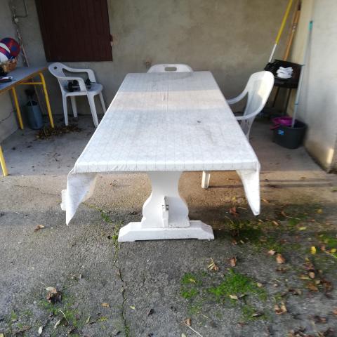 troc de  Table en bois blanc, sur mytroc