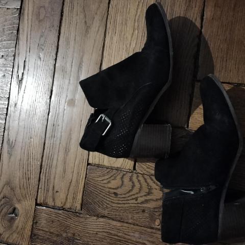 troc de  Bottines noires en daim, sur mytroc