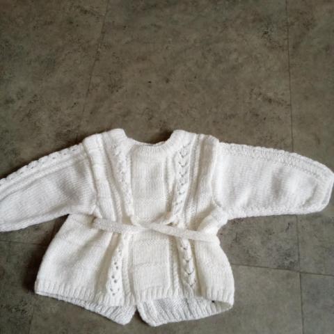 troc de  Brassiere fait main 3/6 mois blanc, sur mytroc