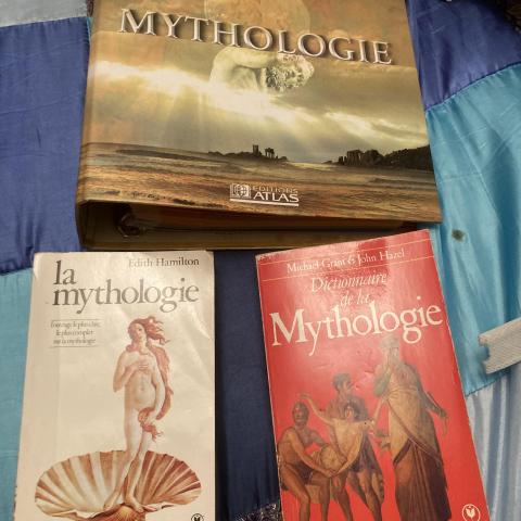 troc de  Lot livres et classeur sur la mythologie, sur mytroc