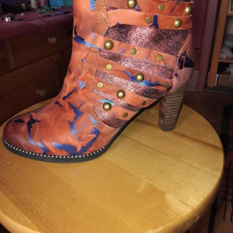 troc de  Bottines cuir neuves 39 createur italien, sur mytroc