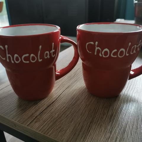 troc de  *réservé* Lot de 2 mugs rouge, sur mytroc