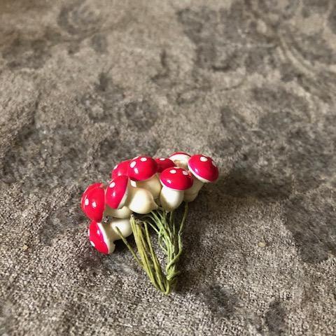 troc de  (réservé) 12 petits champignons loisirs créatifs 1,5cm pièce, sur mytroc