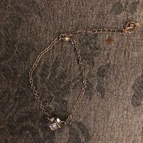 troc de  bracelet chaînette métal doré petit cube, sur mytroc