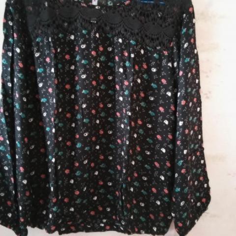 troc de  très jolie haut noir taille 44/46, sur mytroc