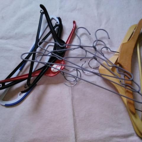 troc de  lot 10 cintres, vêtements, très bon état, sur mytroc