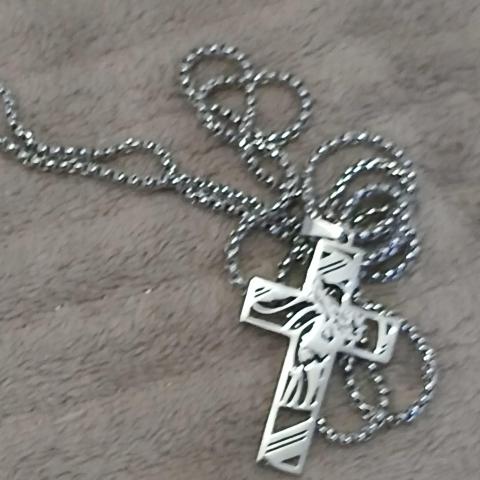 troc de  Reserver Noelle  Collier Pendentif Croix, sur mytroc