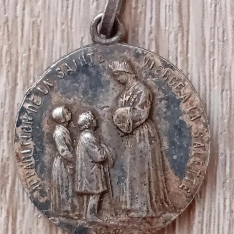 troc de  Une Médaille Pendentif De L Appartion De La Sainte Vierge, sur mytroc