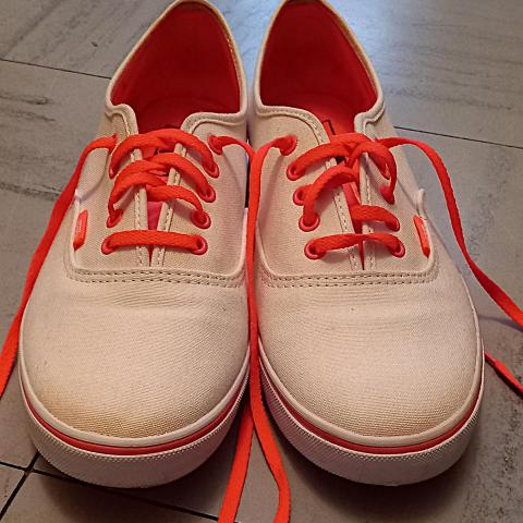 troc de  Baskets blanches et corail. RESERVE., sur mytroc