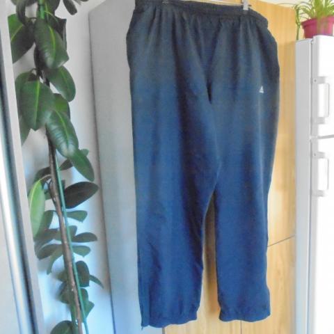 troc de  pantalon de survétement bleu marine gde taille 2 xl  3  noisettes, sur mytroc